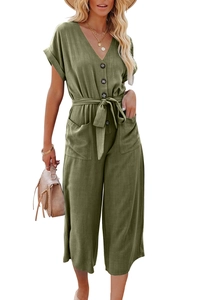 Détails de la ceinture et des boutons en écaille sur le combishort vert olive décontracté