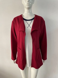 Détail d'un cardigan rouge gaufré sur un t-shirt blanc col rond porté par un mannequin