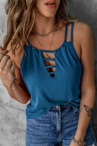 Détail d'un caraco bleu marine avec décolleté en V évidé et short en jean