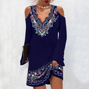 Detail von V-Ausschnitt und Cut-Out-Schulter mit Ethno-Blumendruck auf dem blauen Kleid
