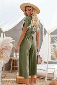 Détails de la texture du combipantalon vert olive en lin avec ceinture à la taille
