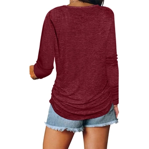 Vue arrière détaillée d'un t-shirt bordeaux à manches longues avec manches raglan et ourlet arrondi