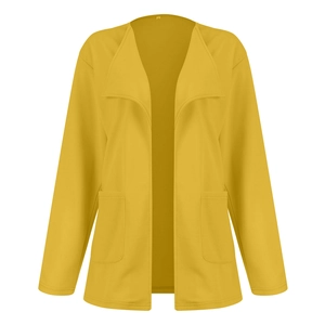 Détail d'un cardigan long jaune vif avec revers larges et deux poches symétriques