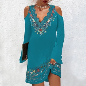 Böhmisches pfauenblaues Kleid mit V-Ausschnitt, freien Schultern und Ethno-Blumenmuster