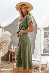 Vue détaillée d'une combinaison vert olive à col en V avec ceinture et poches latérales
