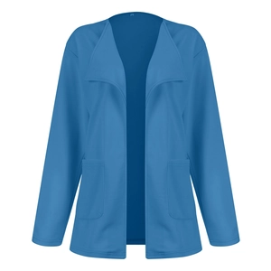 Détail d'un cardigan bleu à manches longues avec col cascade et poches plaquées