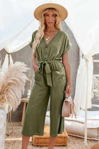 Détail du combipantalon vert sauge à col en V, boutons décoratifs et ceinture nouée