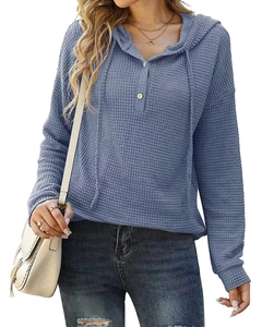 Détail de la maille gaufrée et du col à boutons sur le pull à capuche pour femme bleu