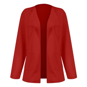 Détail d'un cardigan rouge avec revers, poches plaquées et texture de tissu fine