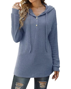 Détails de la maille gaufrée bleue et de la capuche boutonnée pour pull pour femmes