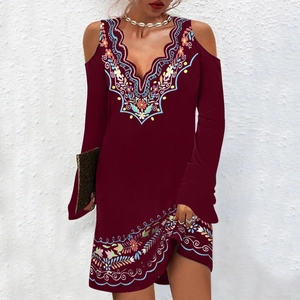 Boho-Kleid in Weinrot mit Cold-Shoulder-Schnitt, Ethno-Print und tiefem V-Ausschnitt