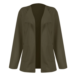Détail d'un cardigan femme vert olive avec de grandes poches et une coupe ouverte devant