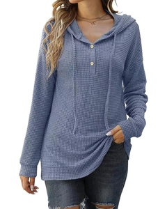 Détail du sweat à capuche bleu en maille gaufre avec cordon et col boutonné style henley