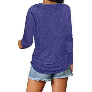 Vue détaillée du design froncé à l'ourlet arrière d'un t-shirt violet à manches raglan