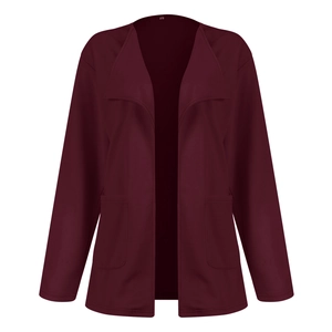 Détail du trench-coat bordeaux à manches longues avec devant ouvert et poches latérales