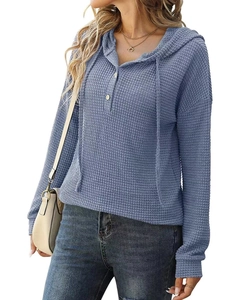 Détail du sweat à capuche bleu en maille gaufre avec patte de boutonnage et cordon