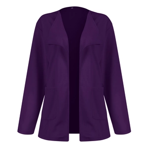 Détail d'un trench-coat violet foncé montrant le revers et la texture du tissu
