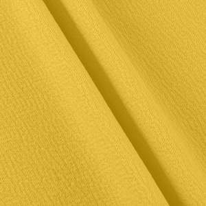 Gros plan sur la texture du tissu sergé jaune montrant le tissage fin et le drapé du manteau