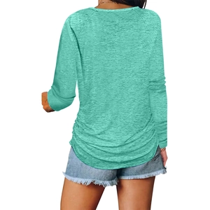 Vue de dos d'un t-shirt à manches longues vert menthe avec manches raglan et ourlet