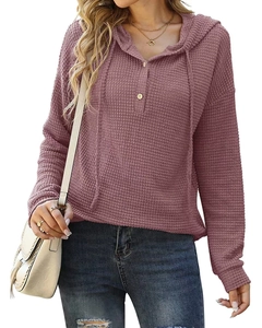 Détails du sweat à capuche en maille gaufrée rose avec boutons et cordons