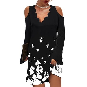 Schulterfreies V-Ausschnitt Kleid in Schwarz mit Blumenmuster und gewelltem Saum