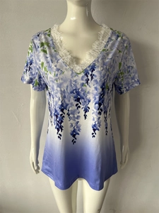 Dettaglio dello scollo a V con pizzo bianco sul top estivo con stampa floreale