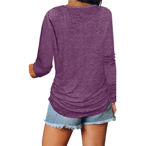 Détail du dos d'un haut violet à manches raglan avec ourlet arrondi et texture douce