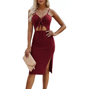 Elegantes weinrotes Midi-Kleid mit Ausschnitt, Spaghettiträgern und hohem Beinschlitz