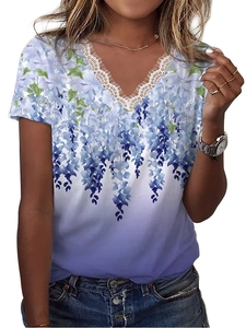 Dettaglio dello scollo a V con pizzo bianco delicato e stampa floreale sulla maglia estiva