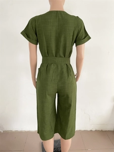 Vue arrière d'une combinaison à manches courtes vert foncé avec ceinture et lin texturé