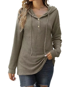 Détail de la maille gaufrée et des boutons dorés sur le col du sweat à capuche femme