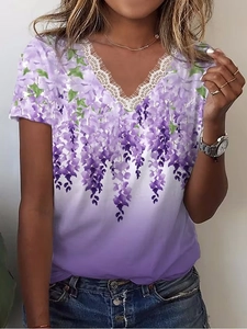 Dettaglio dello scollo a V con bordo in pizzo bianco e stampa floreale glicine sulla maglia