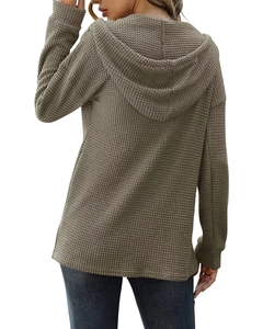Vue arrière d'un sweat à capuche vert olive en maille gaufrée à manches longues et coupe ample