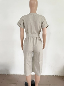 Vue arrière d'une combinaison décontractée col en V à jambes larges et ceinture nouée