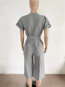 Détail du combishort gris montrant la texture du tissu et le lien à la taille