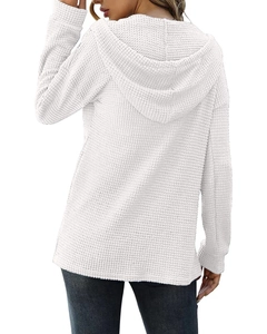 Vue détaillée du dos d'un sweat à capuche blanc avec tissu gaufré texturé