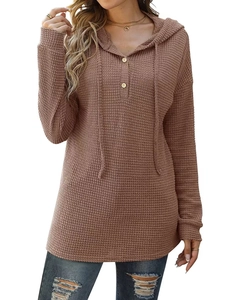 Détail du tissu gaufré sur un sweat à capuche manches longues avec col en V boutonné