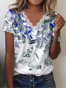 Dettaglio dello scollo a V con pizzo bianco e stampa floreale sulla maglietta estiva