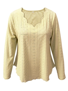 Detail von Wellen-V-Ausschnitt und geometrischer Lochstickerei am Langarmshirt