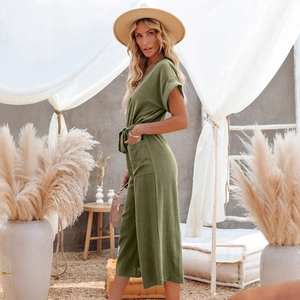 Combinaison vert olive à col en V avec ceinture et poches pour les loisirs d'été