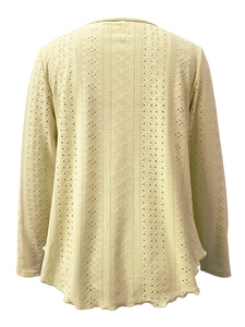 Detail-Rückansicht eines hellgelben Langarmshirts mit hohlgestricktem Spitzenmuster