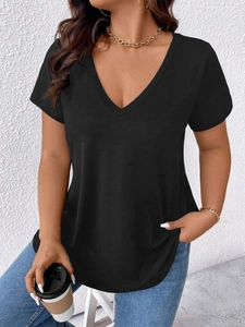 Detailaufnahme von schwarzem T-Shirt mit V-Ausschnitt und minimalistischem Goldschmuck