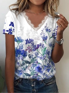 Dettaglio dello scollo a V con pizzo bianco sulla maglietta a fiori a maniche corte da donna