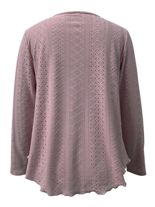 Detailansicht eines rosa Langarmshirts mit Lochstrickmuster und Wellensaum von hinten