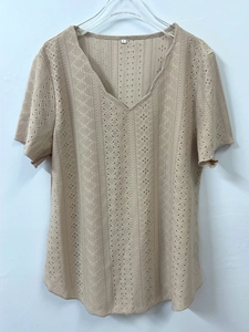 Detailansicht beige V-Ausschnitt Kurzarmtop mit zarten Lochstickerei-Mustern