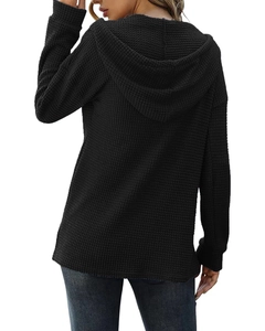 Vue détaillée du dos d'un sweat à capuche noir en maille gaufrée avec des poignets côtelés
