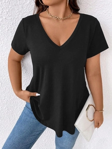 Detaillierte Nahaufnahme eines schwarzen Damen T-Shirts mit V-Ausschnitt für den Sommer