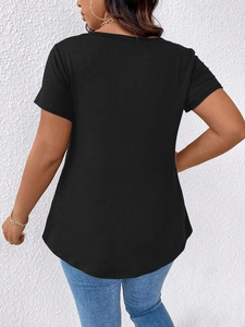 Rückansicht eines locker sitzenden schwarzen V-Ausschnitt T-Shirts mit abgerundetem Saum