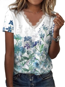 Dettaglio dello scollo a V con pizzo delicato e stampa floreale acquerello su t-shirt bianca