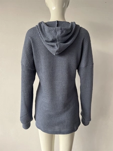 Détail de la maille gaufrée et de la capuche sur un sweat à capuche gris-bleu à manches longues